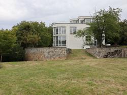 ФУНКЦИОНАЛИСТСКАЯ ВИЛЛА С ЧАСТНЫМ ПАРКОМ, 15 КМ ОТ ПРАГИ