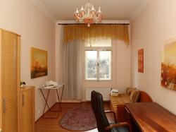 Prodej DVOU zavedených apartmánů v turistickém centru Karlových Varů
