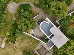 ФУНКЦИОНАЛИСТСКАЯ ВИЛЛА С ЧАСТНЫМ ПАРКОМ, 15 КМ ОТ ПРАГИ